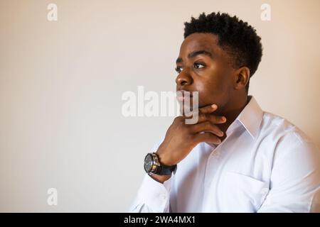 Porträt eines jungen Geschäftsmannes, der nachdenklich und besorgt ist. Stockfoto