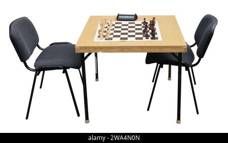 Ein Tisch mit Schachbrett und Schachuhr. Isoliert auf weiß Stockfoto
