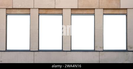 An der Wand des Gebäudes sind vier Werbetafeln angebracht. Isoliert auf weiß Stockfoto