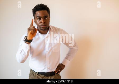 Porträt eines jungen Geschäftsmannes, der ernst ist und bedroht. Stockfoto