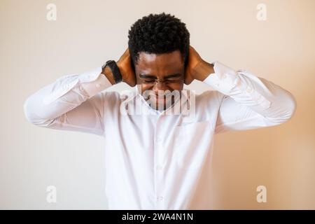 Porträt eines jungen Geschäftsmannes, der müde ist und Kopfschmerzen hat. Stockfoto