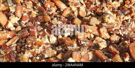 Geröstete Brotstücke mit Knoblauch und Käse als Biersnack Stockfoto