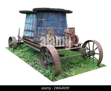 Holzfässer und Dieselpumpe an einem Löschfahrzeug. Isoliert Stockfoto