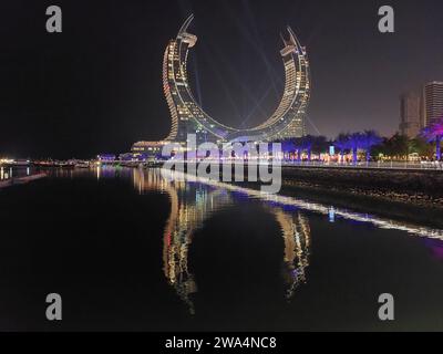 Nachtblick auf die Katara Towers Stockfoto