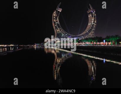 Nachtblick auf die Katara Towers Stockfoto