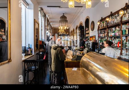 Im Inneren der historischen Bar „Danieli“ von Bassano del Grappa, Region Venetien, Italien, Europa, 16. Dezember, 2023 Stockfoto