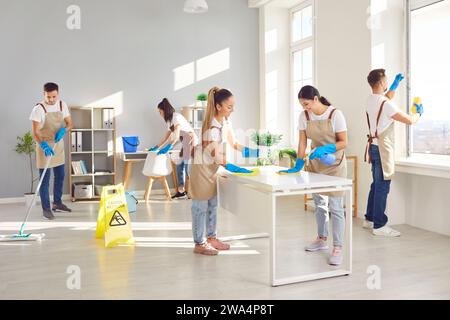 Reinigungsgruppen arbeiten, professioneller Hausmeister-Service, der Reinigungsaufgaben zu Hause oder im Büro erledigt. Stockfoto