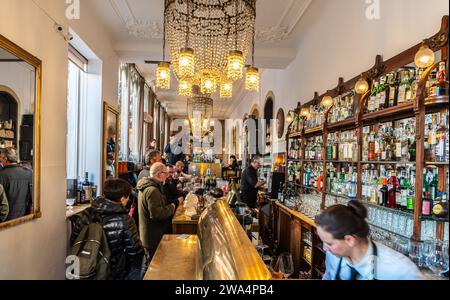 Im Inneren der historischen Bar „Danieli“ von Bassano del Grappa, Region Venetien, Italien, Europa, 16. Dezember, 2023 Stockfoto