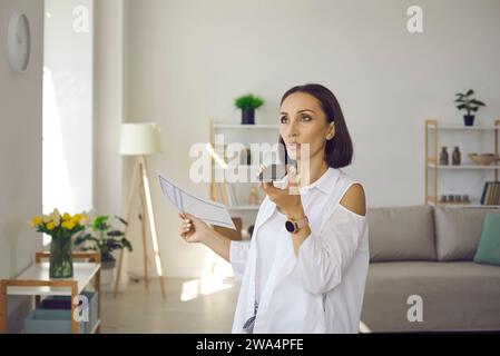Geschäftsfrau, die ein Smartphone hält, Voicemail-App nutzt und Audionachrichten aufnimmt Stockfoto