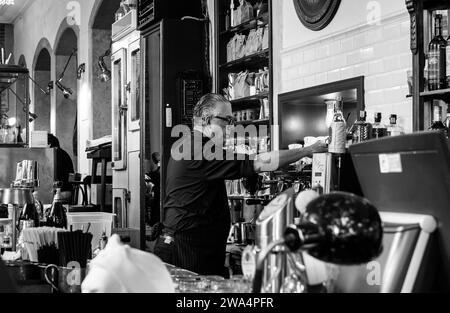 Im Inneren der historischen Bar „Danieli“ von Bassano del Grappa, Region Venetien, Italien, Europa, 16. Dezember, 2023 Stockfoto