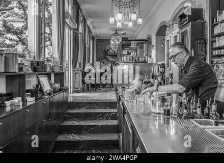 Im Inneren der historischen Bar „Danieli“ von Bassano del Grappa, Region Venetien, Italien, Europa, 16. Dezember, 2023 Stockfoto