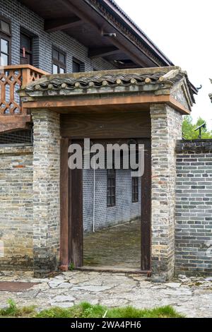 Alte Gebäude mit Backsteinmauern im ländlichen China Stockfoto