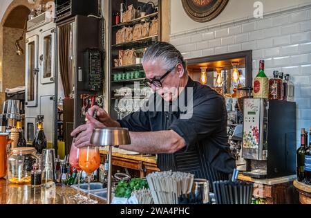 Im Inneren der historischen Bar „Danieli“ von Bassano del Grappa, Region Venetien, Italien, Europa, Stockfoto