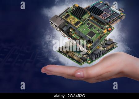 Schwebende industrielle CPU-Platinen über der Hand der Frau auf dunkelblauem Hintergrund Stockfoto