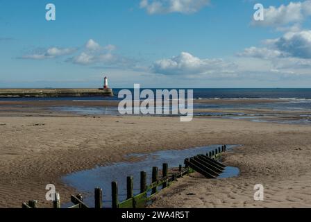 Berwick Pier und Leuchtturm aus dem 19. Jahrhundert an der Mündung des Flusses Tweed, Berwick upon Tweed, Northumberland, Großbritannien Stockfoto