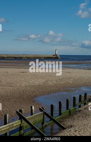 Berwick Pier und Leuchtturm aus dem 19. Jahrhundert an der Mündung des Flusses Tweed, Berwick upon Tweed, Northumberland, Großbritannien Stockfoto