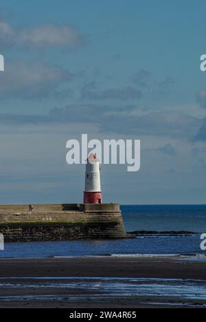 Berwick Pier und Leuchtturm aus dem 19. Jahrhundert an der Mündung des Flusses Tweed, Berwick upon Tweed, Northumberland, Großbritannien Stockfoto