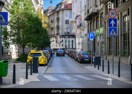 Freizeit und Shopping in der Fußgängerzone Vaci utca Budapest, Ungarn Stockfoto