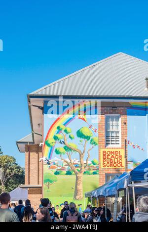 Ein großes Wandgemälde an der Bondi Public School, das an Wochenenden auf den Bondi Farmers Markets in Sydney, Australien, verwendet wird Stockfoto