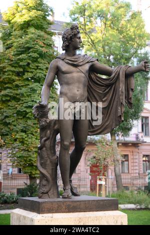 Bronze-Nachbildung der Apollo-Statue von Leochares auf dem Gelände rund um das Ungarische Nationalmuseum Budapest, Ungarn Stockfoto