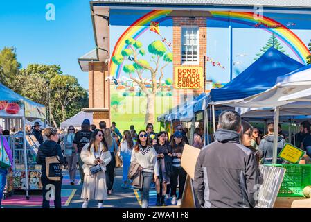 Ein großes Wandgemälde an der Bondi Public School, das an Wochenenden auf den Bondi Farmers Markets in Sydney, Australien, verwendet wird Stockfoto