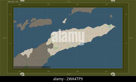 Timor Leste wird auf einer topografischen Karte im OSM-Standard-Stil mit dem Hauptpunkt des Landes, kartographischem Raster, Entfernungsskala und Kartengrenze hervorgehoben Stockfoto