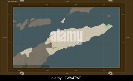 Timor Leste wird auf einer topografischen Karte im OSM-France-Stil mit dem Hauptpunkt des Landes, kartographischem Raster, Entfernungsskala und Kartengrenze hervorgehoben Stockfoto