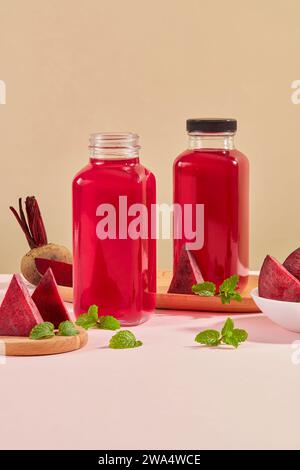 Mockup-Szene für Werbung mit Glasflaschen ohne Marke, dekoriert mit Rote-Bete-Zutat auf braunem Hintergrund. Der Konsum von Rübensaft erhöht das Plasma Stockfoto