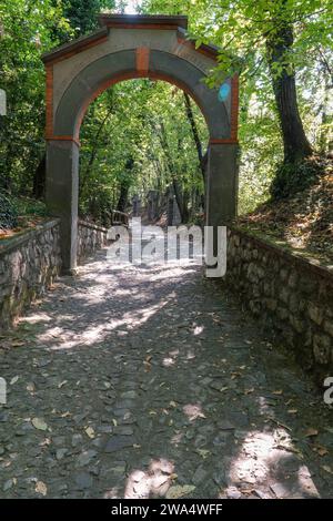 Fußweg, der zur Kirche Santuario della Madonna della Ceriola führt, Monte Isola See Iseo Lombardei Italien, September 2023 Stockfoto