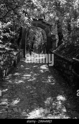 Fußweg, der zur Kirche Santuario della Madonna della Ceriola führt, Monte Isola See Iseo Lombardei Italien, September 2023 Stockfoto