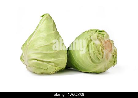 Zwei Spitzkohl auf weißem Hintergrund Stockfoto