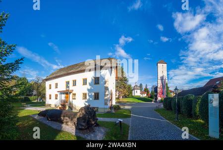 Oberndorf bei Salzburg: Stille Nachtkapelle, Haus Bruckmannhaus, Wasserturm in Flachgau, Salzburg, Österreich Stockfoto