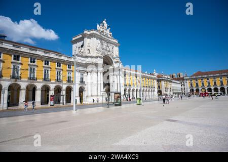 Arco da Rua Augusta in der Praca do Comercio (Commerce Plaza), Lissabon, Portugal der Rua Augusta Arch ist ein Stein, ein denkmalförmiges, bogenähnliches historisches Gebäude A Stockfoto