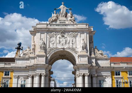 Arco da Rua Augusta in der Praca do Comercio (Commerce Plaza), Lissabon, Portugal der Rua Augusta Arch ist ein Stein, ein denkmalförmiges, bogenähnliches historisches Gebäude A Stockfoto