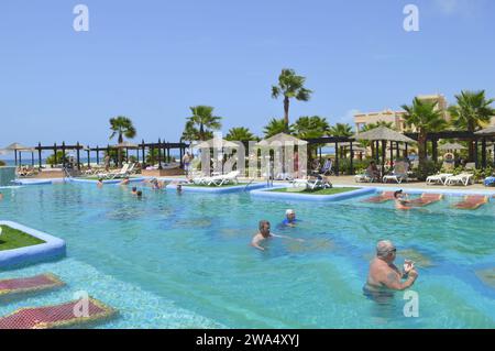 RIU Touareg Hotel Touristen im Swimmingpool und Sonnenliegen in Kap Verde Stockfoto