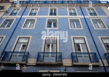 Die Fassade des Gebäudes ist mit Azulejos - bemalten Keramikfliesen dekoriert, Alfama District, Lissabon, Portugal Stockfoto