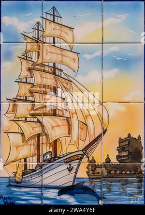 Moderne farbenfrohe Azulejos, die ein portugiesisches Schiff aus dem 16. Jahrhundert darstellen, Alfama District, Lissabon Stockfoto