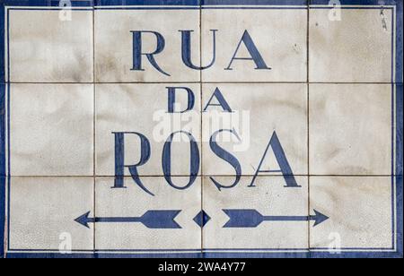 Rua da Rosa, [Rose oder Pink Street] verziertes und gemaltes Straßenschild, Bairro Alto, Lissabon, Portugal, Stockfoto