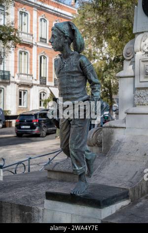 Der Zeitungsjunge vor dem Denkmal für Eduardo Coelho, Gründer, 1864 und Herausgeber der populären Zeitung Diario de Noticias in Sao Pedr Stockfoto