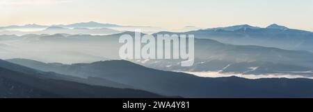 Berglandschaft mit Nebel bei Sonnenaufgang mit sanftem Licht. Wunderschönes Naturkonzept. Stockfoto