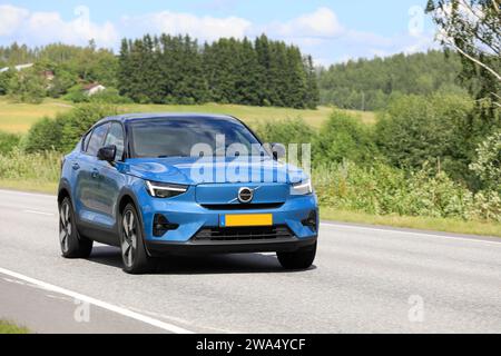 Blauer Volvo XC40 Laden Sie das Elektroauto an einem sonnigen Sommertag mit hoher Geschwindigkeit auf der Autobahn auf. Salo, Finnland. August 2023. Stockfoto