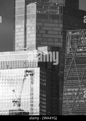 S&W, Leute, die den Sturm von Wolkenkratzern aus beobachten, City of London, London, England, Großbritannien, GB Stockfoto