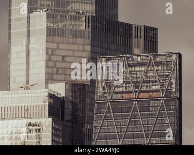 Menschen, die den Sturm von Wolkenkratzern aus beobachten, City of London, London, England, Großbritannien, GB Stockfoto