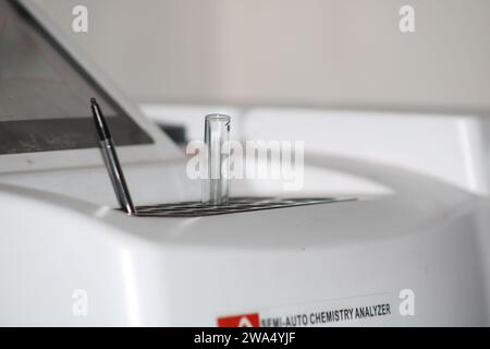 Labor Semi Auto Chemistry Analyzer Pen. Indien Stockfoto