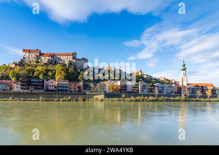 Burghausen: Burghausen Schloss, Salzach, Altstadt Burghausen, Herbstfarben in Oberbayern, Inn-Salzach, Oberbayern, Bayern, Bayern, Deutschland Stockfoto