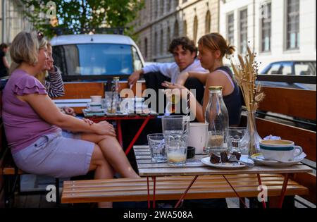 Freizeit und Shopping in der Fußgängerzone Vaci utca Budapest, Ungarn Stockfoto