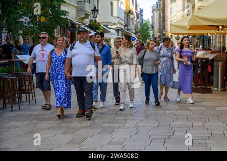 Freizeit und Shopping in der Fußgängerzone Vaci utca Budapest, Ungarn Stockfoto