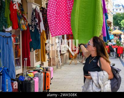 Freizeit und Shopping in der Fußgängerzone Vaci utca Budapest, Ungarn Stockfoto