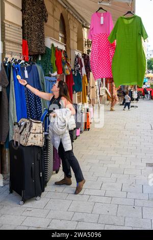 Freizeit und Shopping in der Fußgängerzone Vaci utca Budapest, Ungarn Stockfoto