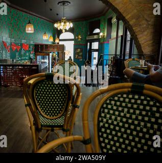 Innenraum eines Coffee-Shops in der Fußgängerzone Vaci utca Budapest, Ungarn Stockfoto